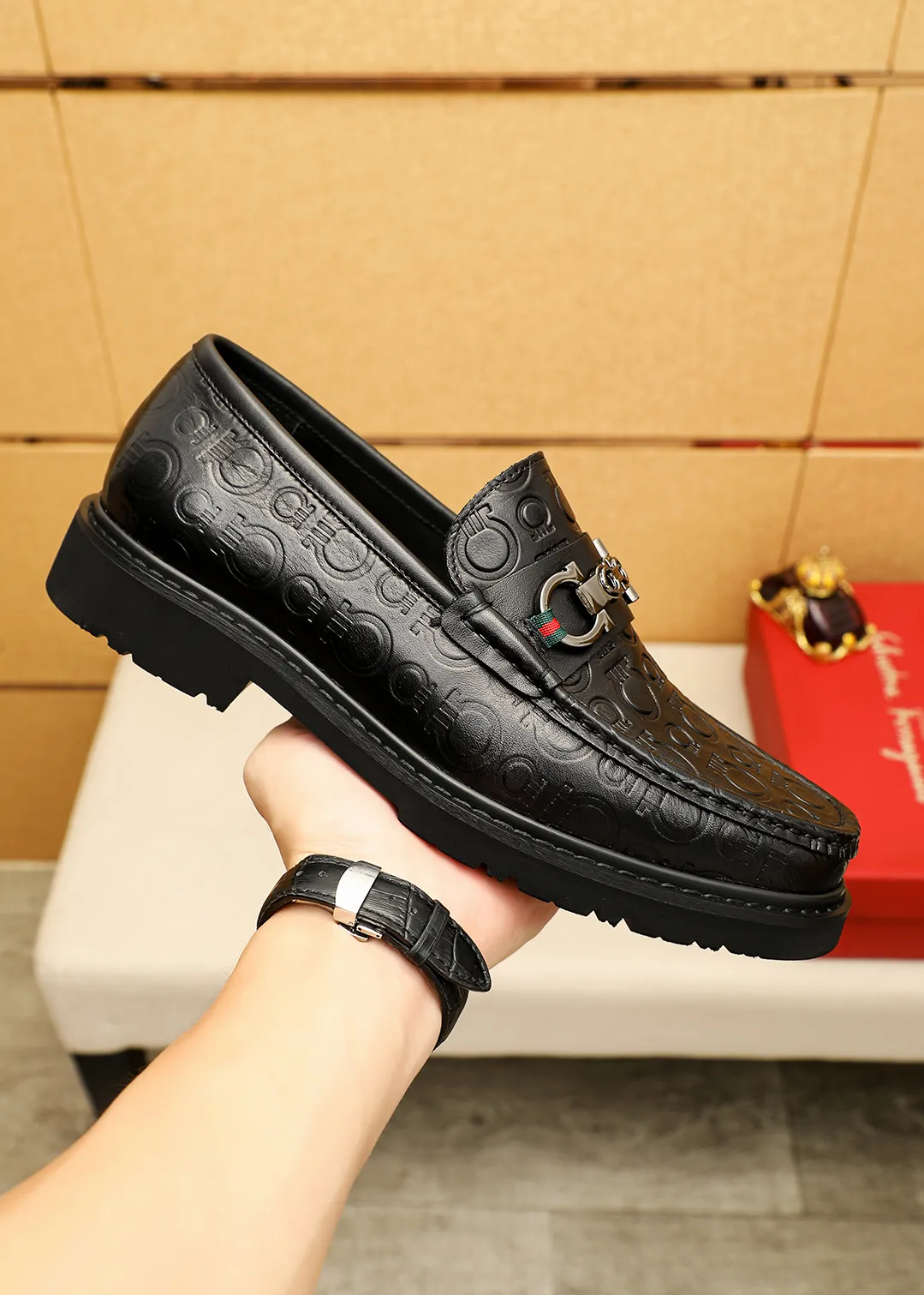 Men's shoes 💰520 💐 Product trademark: Ferragamo "Ferragamo" casual leather shoes Regular size: 38-44 (45.46🉑️customized) Product materials: Selected imported first-layer calfskin embossed upper + original hardware buckle, imported water-dyed cow leather lining. Strong three-dimensional visual effect, original outsole color: 1⃣️color optional